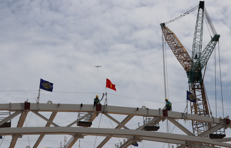 Thi công thép mái nhà ga sân bay Long Thành. (Ảnh: Công Phong/TTXVN)