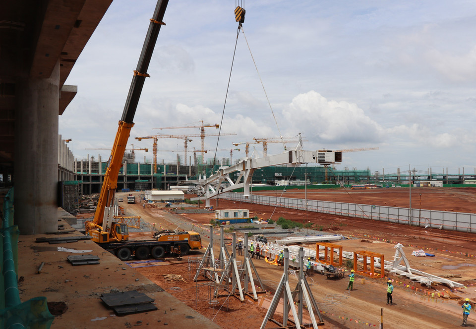 Nâng kèo thép lên phục vụ thi công mái nhà ga sân bay Long Thành. (Ảnh: Công Phong/TTXVN)