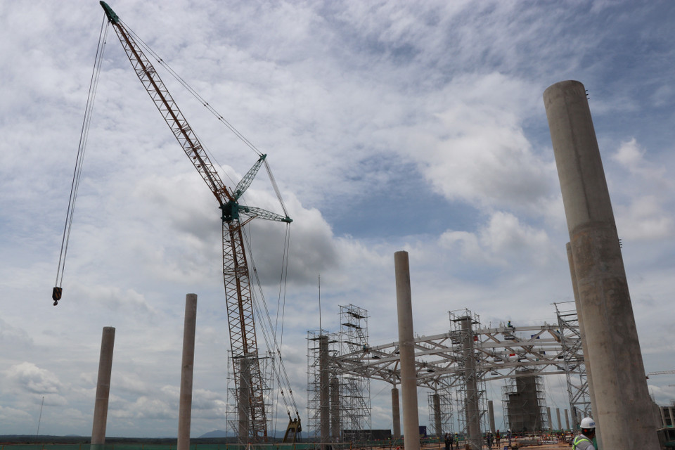 Thi công thép mái nhà ga sân bay Long Thành. (Ảnh: Công Phong/TTXVN)