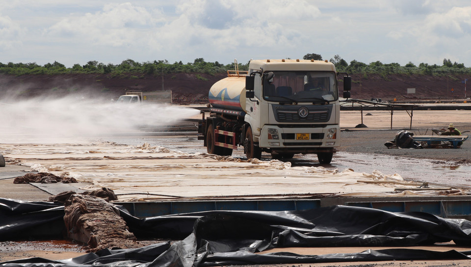 Xe tưới nước giữ ẩm cho bêtông đường băng sân bay Long Thành. (Ảnh: Công Phong/TTXVN)