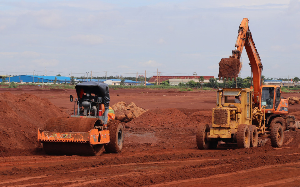 Thi công nền đường tại sân bay Long Thành. (Ảnh: Công Phong/TTXVN)
