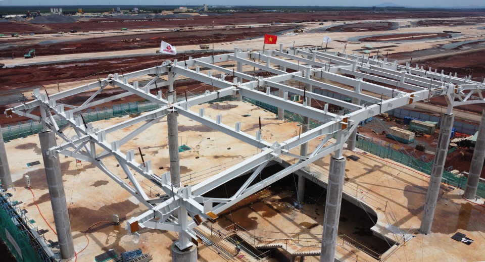 Thép mái nhà ga ở phần cánh sân bay Long Thành. (Ảnh: Công Phong/TTXVN)