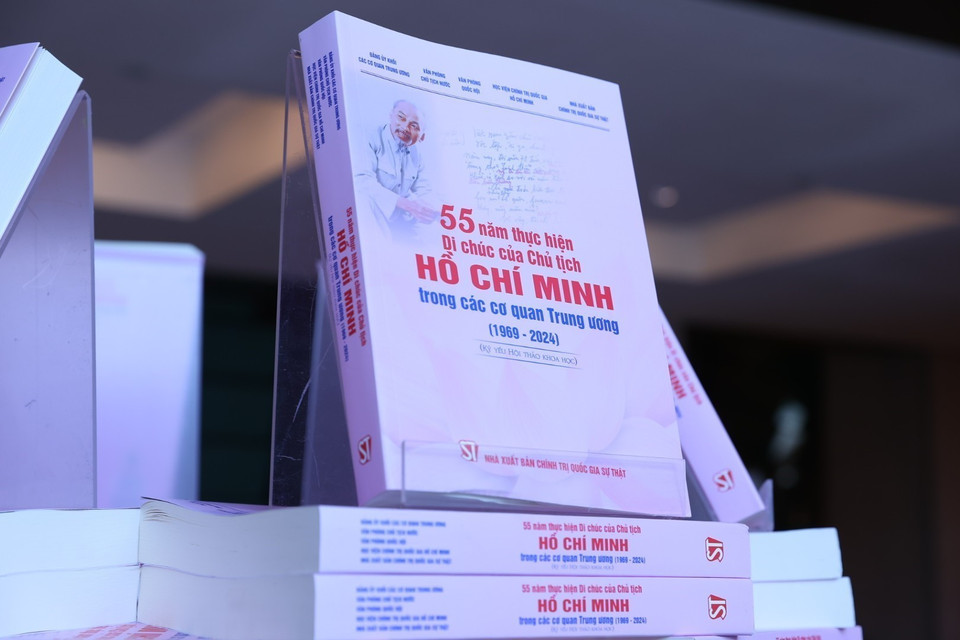 Cuốn sách "55 năm thực hiện Di chúc của Chủ tịch Hồ Chí Minh trong các cơ quan Trung ương (1969-2024)” trưng bày tại Hội thảo. (Ảnh: Văn Điệp/TTXVN)