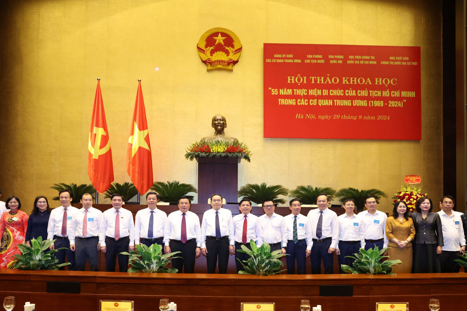 Đồng chí Trần Thanh Mẫn, Ủy viên Bộ Chính trị, Chủ tịch Quốc hội, đồng chí Nguyễn Xuân Thắng, Ủy viên Bộ Chính trị, Giám đốc Học viện Chính trị quốc gia Hồ Chí Minh, Chủ tịch Hội đồng Lý luận Trung ương và các đại biểu. (Ảnh: Thống Nhất/ TTXVN)