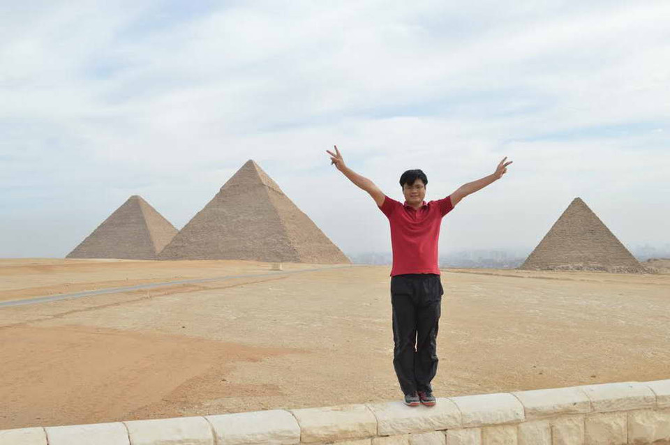 Khách Việt Nam với Kim Tự Tháp. (Ảnh: Hoàng Chiến/Vietnam+)