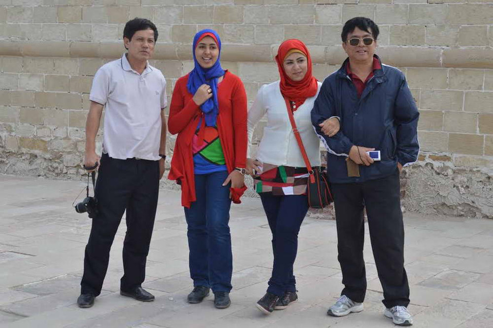 Nhập Thiếu nữ Ai Cập chụp ảnh lưu niệm với du khách. (Ảnh: Hoàng Chiến/Vietnam+)