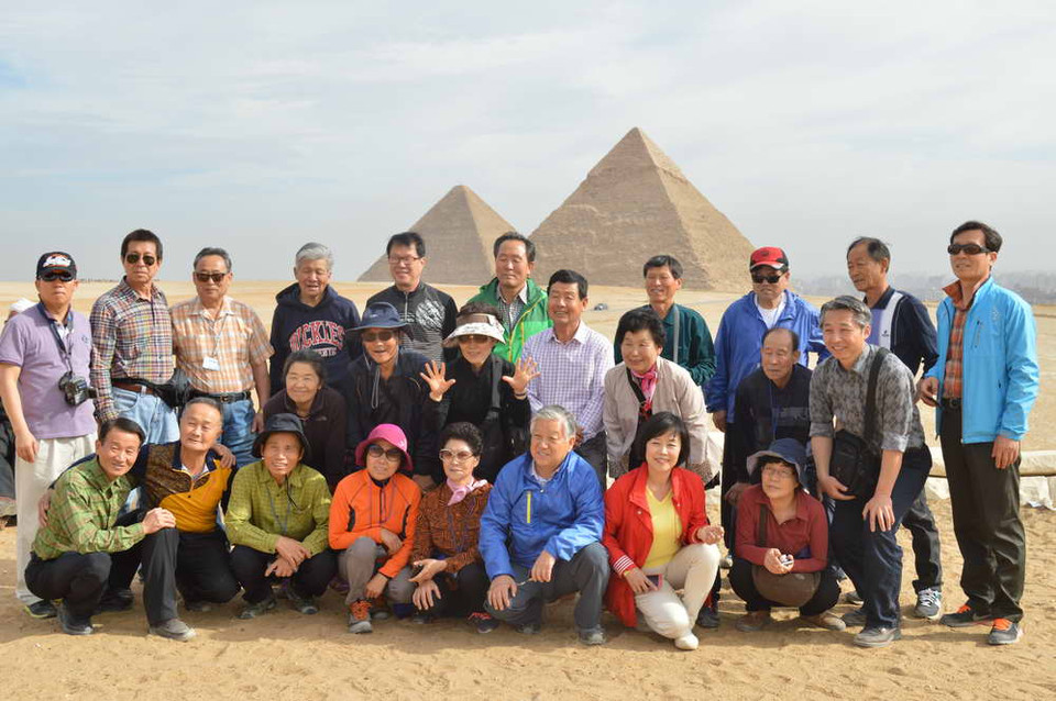 Khách du lịch Hàn Quốc chụp ảnh lưu niệm tại Kim Tự Tháp. (Ảnh: Hoàng Chiến/Vietnam+)