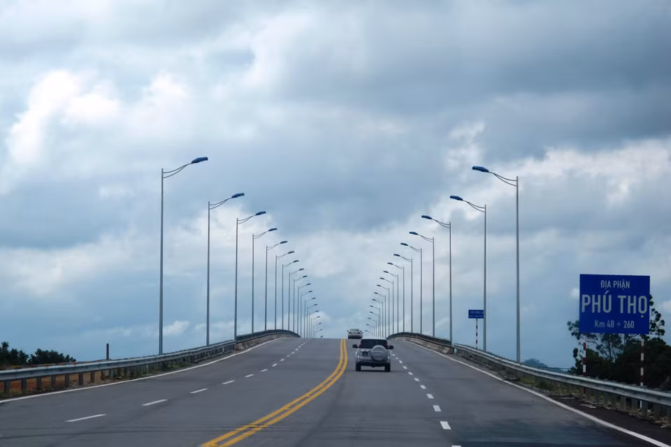 Một đoạn tuyến đường có cầu vượt sông đi qua địa bàn tỉnh Phú Thọ. (Ảnh: Việt Hùng/Vietnam+)