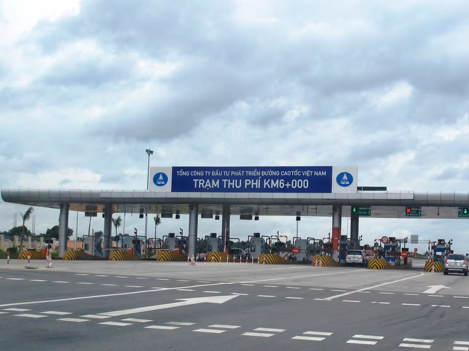 Hệ thống thu phí đã sẵn sàng đi vào hoạt động. Mức thu phí áp dụng tùy phương tiện và cao nhất là hơn 1,2 triệu đồng/lượt. (Ảnh: Việt Hùng/Vietnam+)
