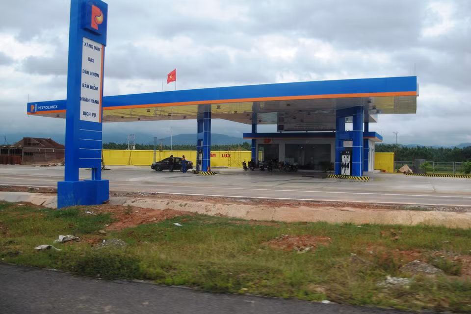 Các dịch vụ phụ trợ như cây xăng ven tuyến đường cũng được hoàn thành và đưa vào hoạt động. (Ảnh: Việt Hùng/Vietnam+)