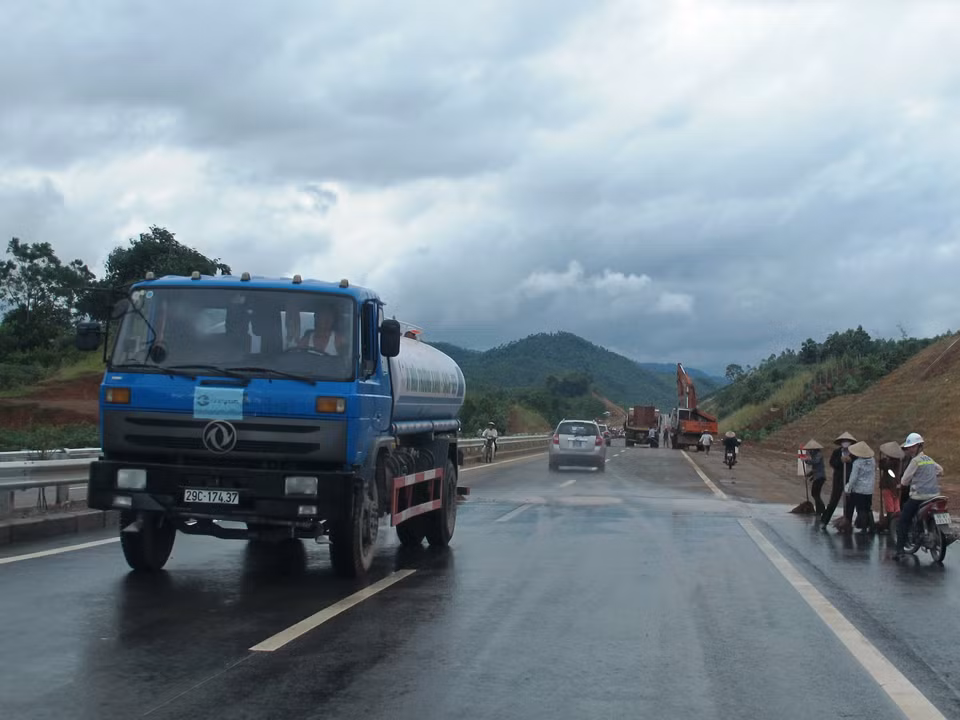 Huy động cả xe chở téc nước để rửa sạch bụi bẩn trên đường. (Ảnh: Việt Hùng/Vietnam+)