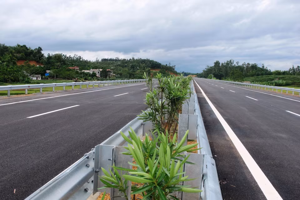 Cây xanh được trồng trong giải phân cách tuyến đường. (Ảnh: Việt Hùng/Vietnam+)