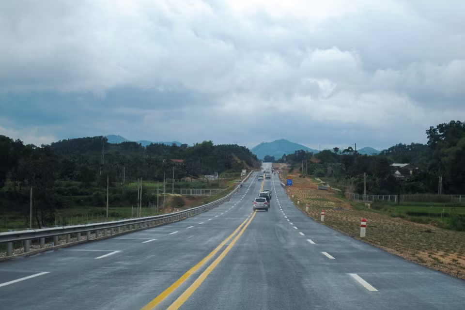 Đường cao tốc Nội Bài-Lào Cai có 123km đường chỉ có hai làn xe, chạy tốc độ tối đa 80km/giờ đoạn từ Yên Bái-Lào Cai. (Ảnh: Việt Hùng/Vietnam+)
