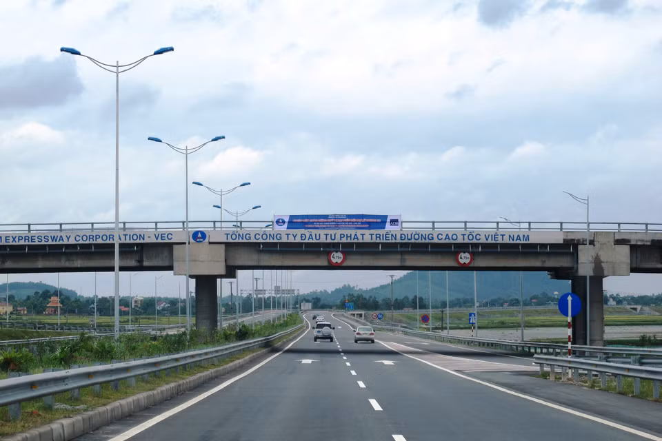 Cầu vượt tại nút giao khác mức nhằm đảm bảo tốc độ cho phương tiện lưu thông. (Ảnh: Việt Hùng/Vietnam+)
