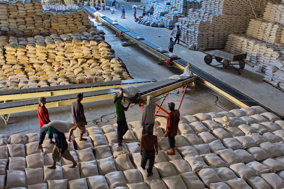 Không những đảm bảo an ninh lương thực trong nước, Việt Nam còn xuất khẩu trung bình từ 7 / 8 triệu tấn gạo hàng năm. Từ chỗ là nước thiếu gạo, phải nhập khẩu, Việt Nam đã vươn lên trở thành nước xuất khẩu gạo đứng thứ hai thế giới. (Ảnh: TTXVN)