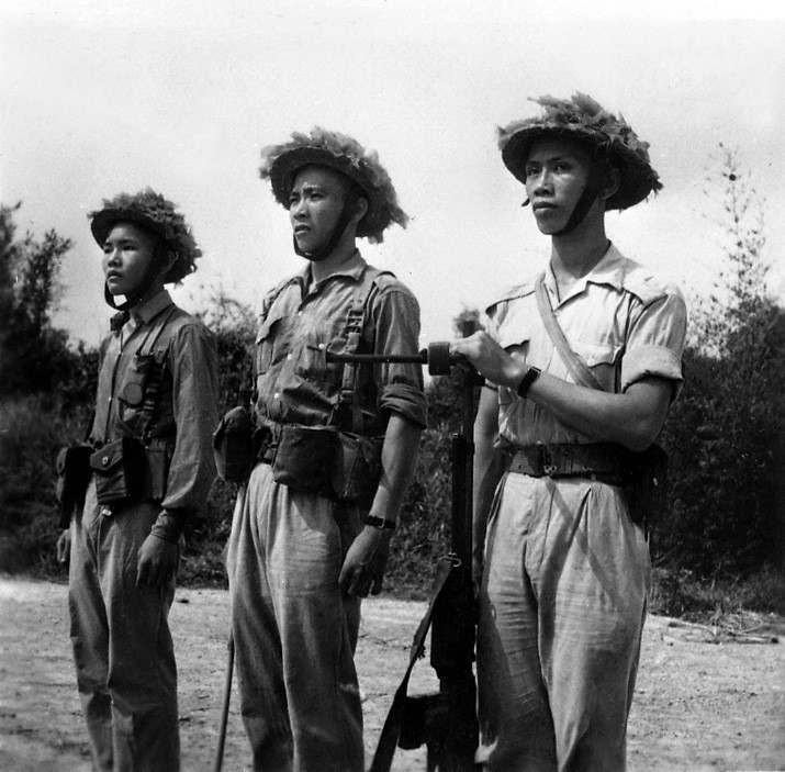 Thế nhưng, dựa vào thế trận chiến tranh nhân dân, phát huy cao độ trí thông minh, lòng dũng cảm, sử dụng hiệu quả mọi thứ vũ khí có trong tay, phối hợp chiến đấu nhịp nhàng, quân và dân ta đã đập tan cuộc hành quân càn quét lớn của địch. Trong ảnh: Ba chiến sỹ Quân giải phóng đã diệt nhiều lính dù Mỹ trong trận Ấp Bắc (1/1963). (Ảnh: TTXGP)