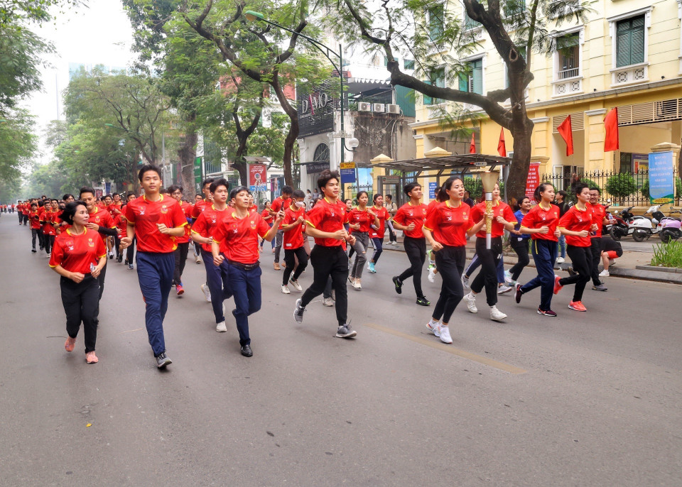 Đoàn rước đuốc di chuyển từ Đại sứ quán Campuchia tại Việt Nam và diễu hành qua một số tuyến phố tại Thủ đô. (Ảnh: Tuấn Đức/TTXVN)