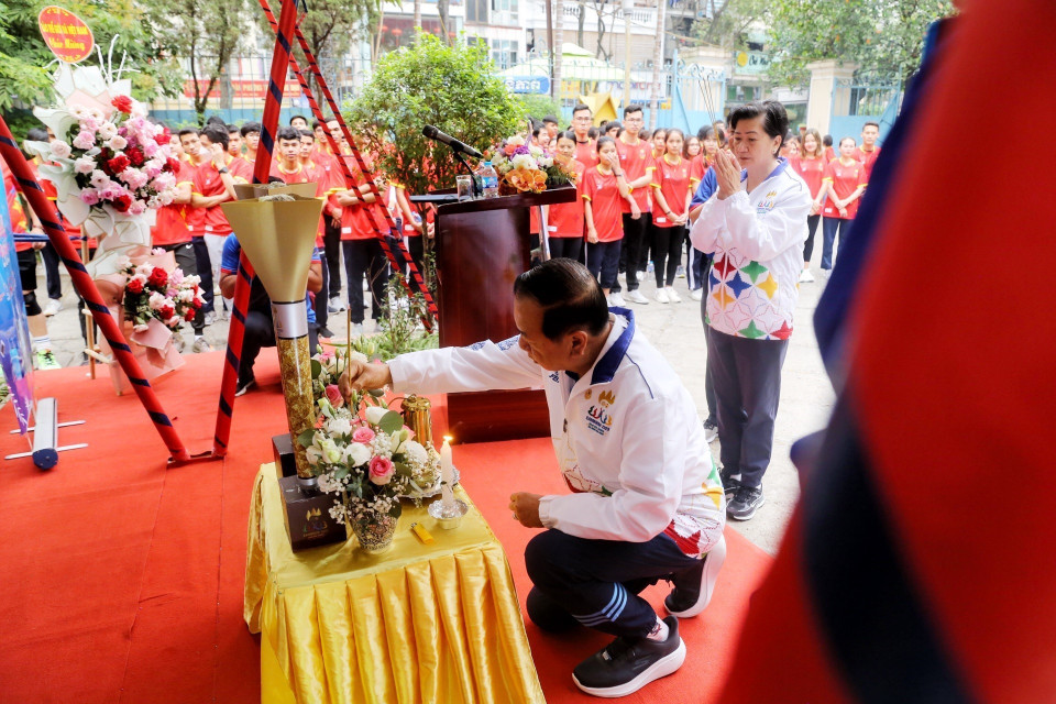 Các đại biểu dâng hương trước buổi lễ. (Ảnh: Tuấn Đức/TTXVN)