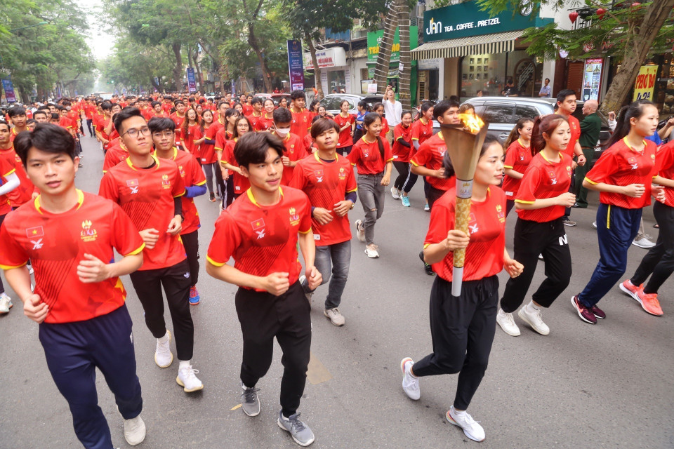 Đoàn rước đuốc qua phố Lý Thường Kiệt. (Ảnh: Tuấn Đức/TTXVN)