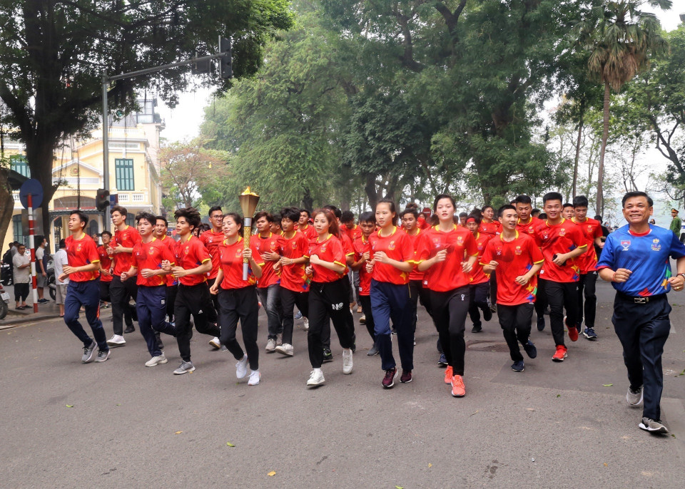 Đoàn rước đuốc qua phố Bà Triệu. (Ảnh: Tuấn Đức/TTXVN)