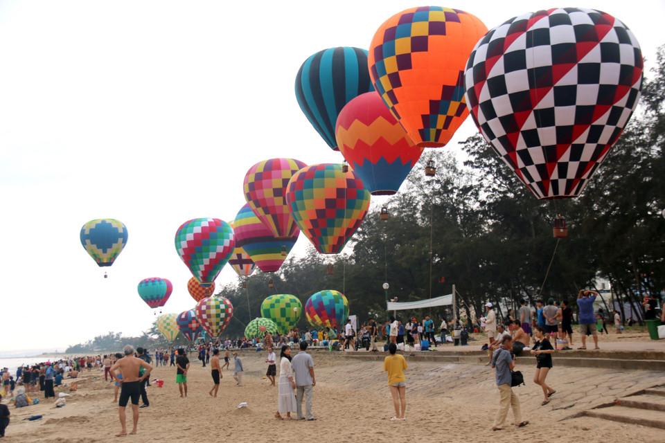 Hàng nghìn người dân và du khách tập trung về bãi biển Đồi Dương, thành phố Phan Thiết để ngắm nhìn hình ảnh độc đáo của Ngày hội khinh khí cầu. (Ảnh: Nguyễn Thanh/TTXVN)