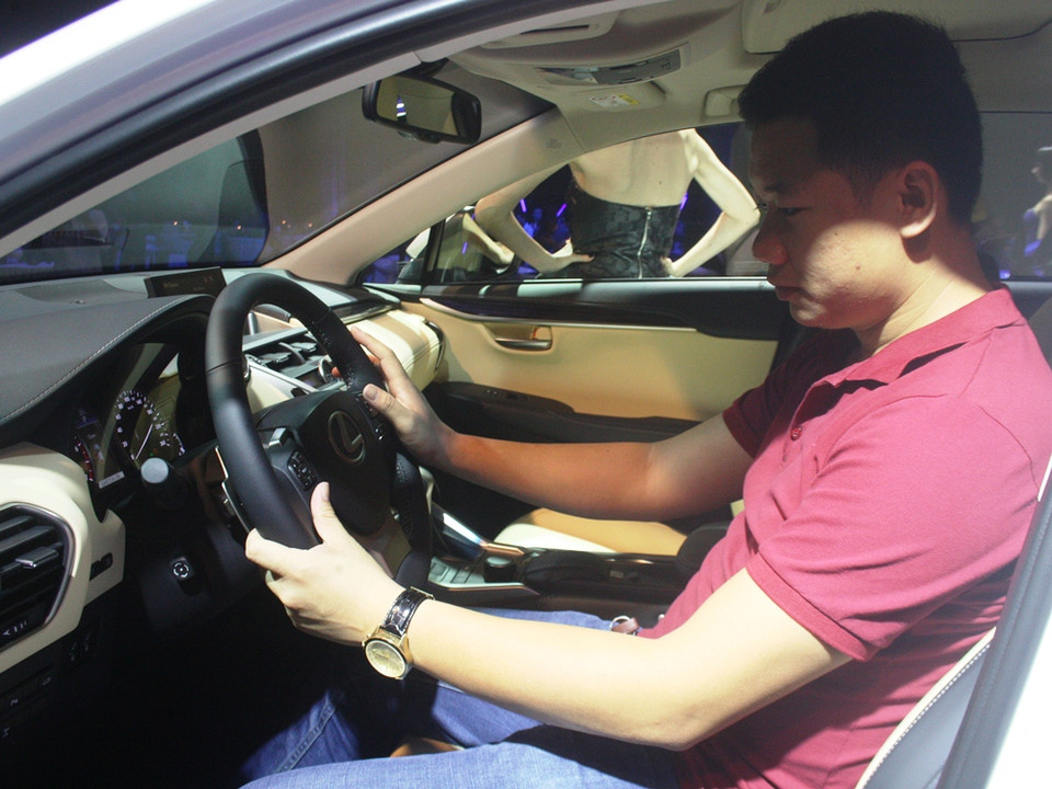 Ghế lái rộng rãi, tạo cảm giác dễ chịu cho người cầm vô lăng. (Ảnh: Việt Hùng/Vietnam+)