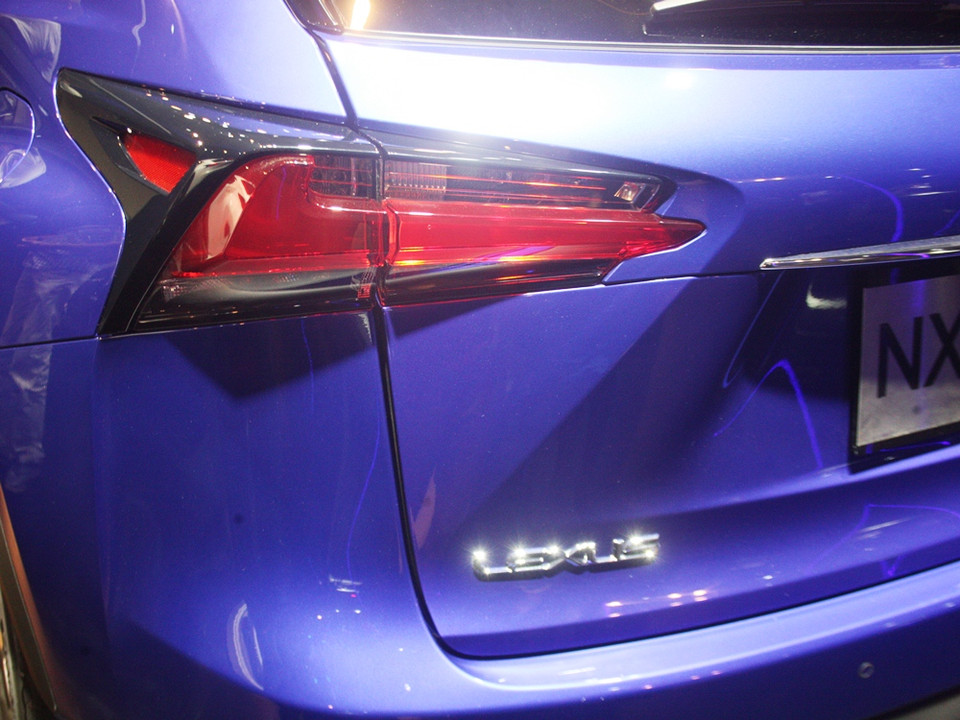 Cụm đèn pha 3 bóng LED và đèn ban ngày tích hợp 39 bóng LED hình chữ L thiết kế sắc sảo của Lexus. (Ảnh: Việt Hùng/Vietnam+)