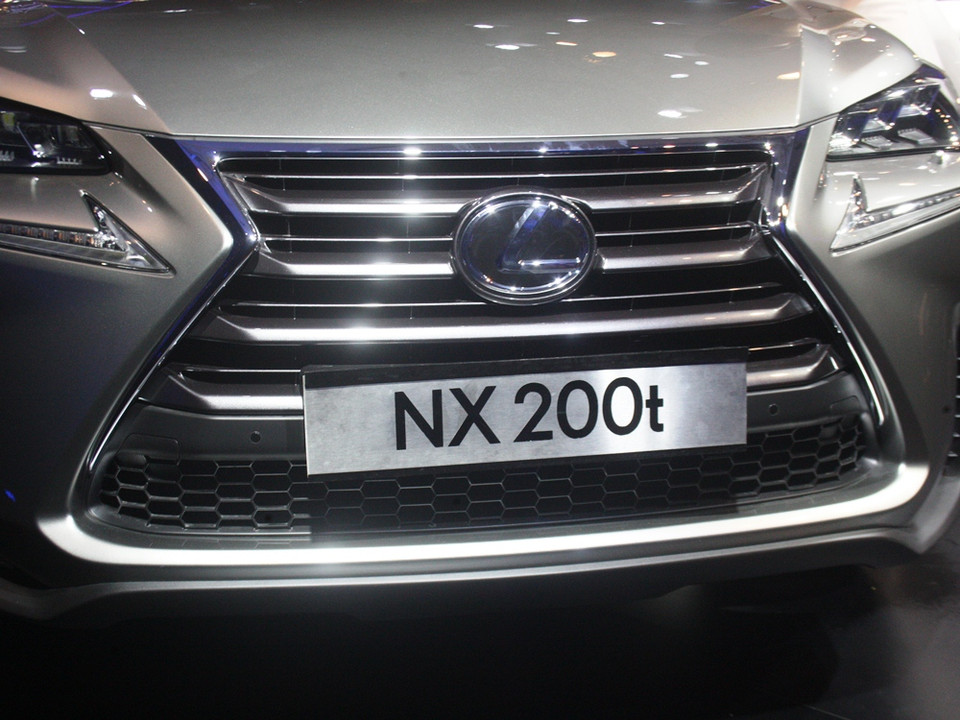 Lưới tản nhiệt và đèn pha 3 bóng LED với thiết kế độc đáo. (Ảnh: Việt Hùng/Vietnam+)