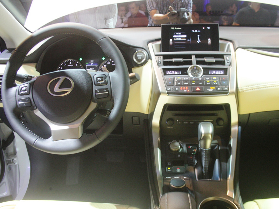 Hệ thống bảng điều khiến của Lexus NX200t. (Ảnh: Việt Hùng/Vietnam+)