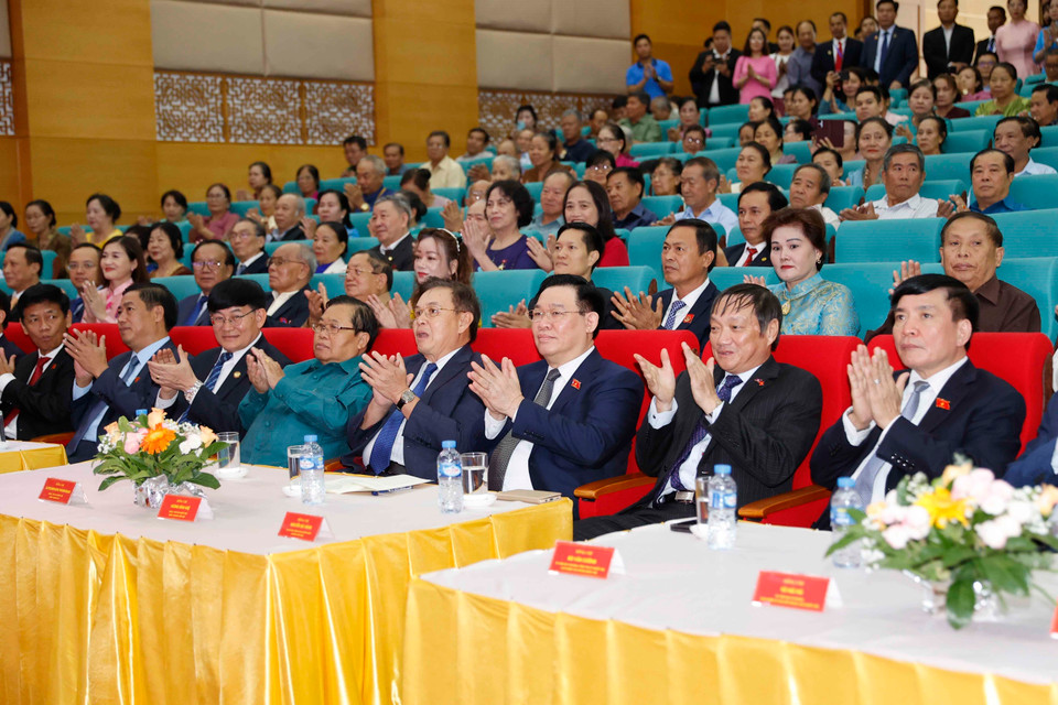 Chủ tịch Quốc hội Vương Đình Huệ cùng Chủ tịch Quốc hội Lào Saysomphone Phomvihane dự cuộc gặp mặt. (Ảnh: Doãn Tấn/TTXVN)