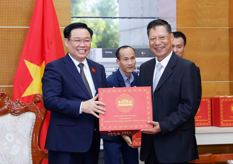 Chủ tịch Quốc hội Vương Đình Huệ tặng quà các đại biểu. (Ảnh: Doãn Tấn/TTXVN)