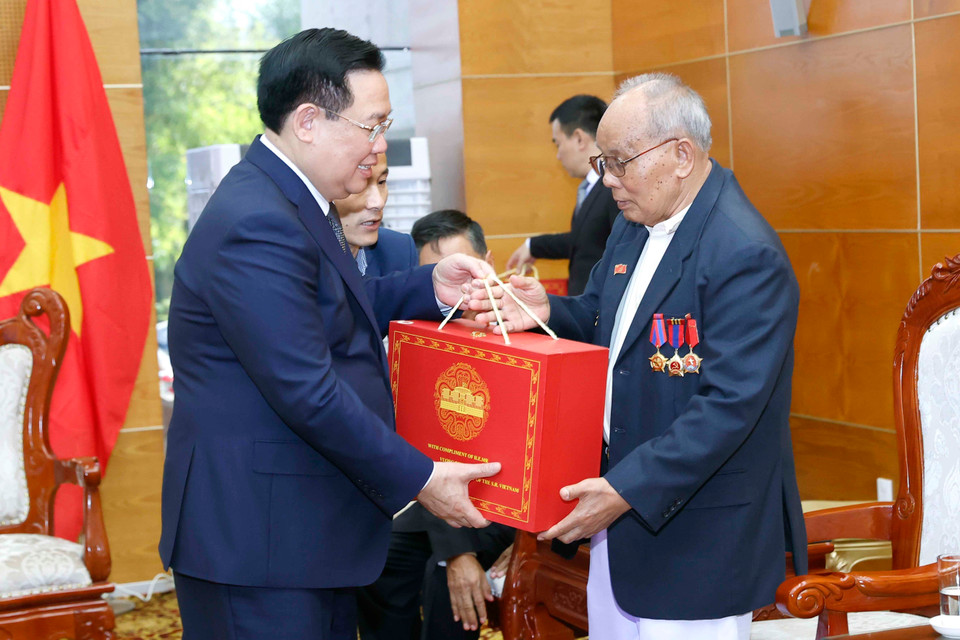 Chủ tịch Quốc hội Vương Đình Huệ tặng quà các đại biểu. (Ảnh: Doãn Tấn/TTXVN)