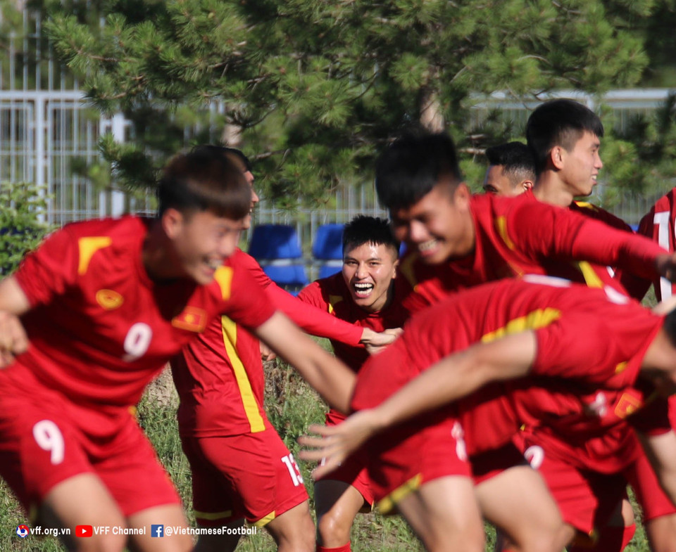 Các cầu thủ tỏ ra khá thoải mái và lạc quan dù phía trước là nhà đương kim vô địch. (Nguồn: VFF)