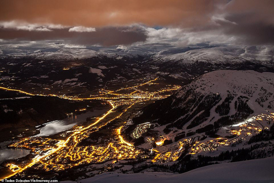 Voss, nằm ở giữa các vịnh hẹp nổi tiếng của Sognefjord và Hardangerfjord, trông thật mê hoặc trong bức ảnh ban đêm tuyệt đẹp này. (Nguồn: Visitnorway)