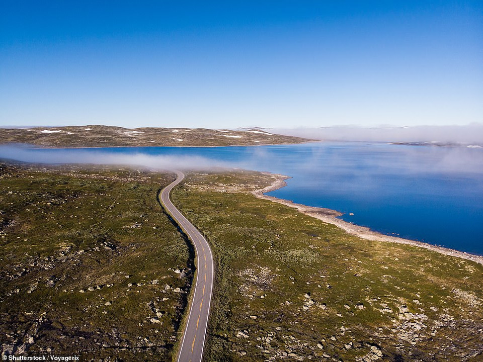 Một con đường len lỏi qua cao nguyên núi Hardangervidda ở Na Uy. (Nguồn: Shutterstock)