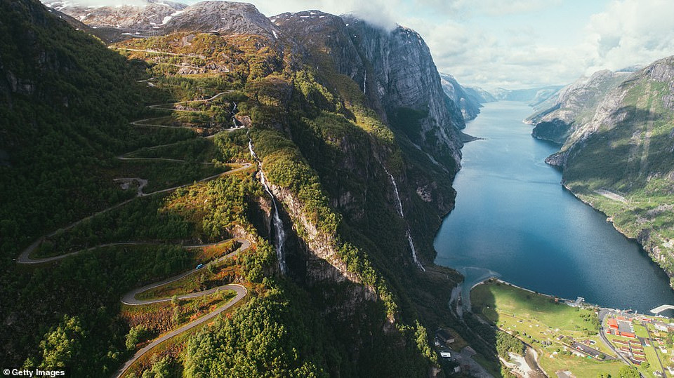 Lysefjord nối biển và lục địa với mặt nước như một tấm gương, không một dấu vết của sóng. Cả hai bên của vách đá giống như một con dao đang duỗi thẳng. Đường Fjord được xây dựng trên vách đá dựng đứng. Nếu bạn có cơ hội du lịch Na Uy đừng quên đến chiêm ngưỡng con đường Lysefjord này nhé. (Nguồn: Getty)