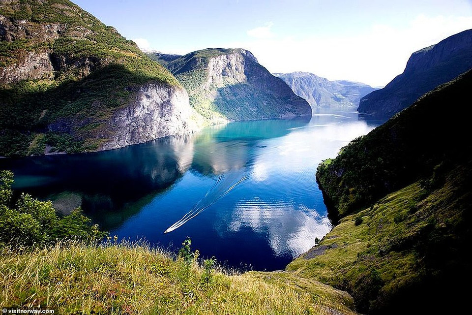 Vịnh Naeroyfjord (Na Uy) là một trong 7 kỳ quan thiên nhiên thế giới được UNESCO công nhận, Nearoy được xem là một trong những phần đẹp nhất và hoang dã nhất của vịnh Sognefjord. (Nguồn: Visitnorway)