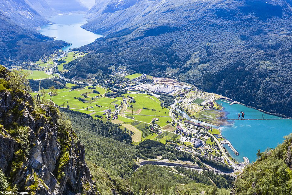 Cây cầu treo ở độ cao hơn 2.395 feet trên vịnh Nordfjord. (Nguồn: Getty)