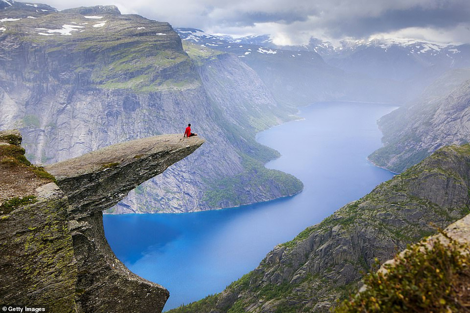 Mỏm đá Trolltunga nhô ra ở độ cao 1.100 mét trên hồ Ringedalsvatnet. Đây là một trong những điểm thu hút khách du lịch nhất ở Na Uy. (Nguồn: Getty)