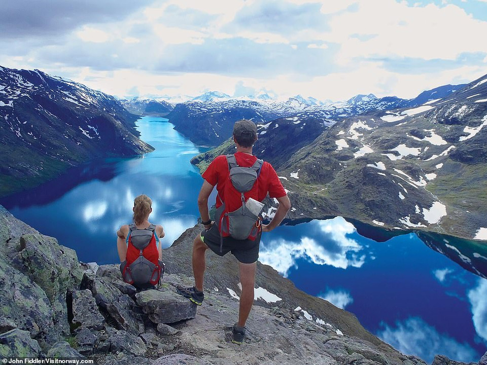 Du khách dừng chân ngắm nhìn khung cảnh từ chóp núi Besseggen trong Công viên Quốc gia Jotunheimen.(Nguồn: Visitnorway)