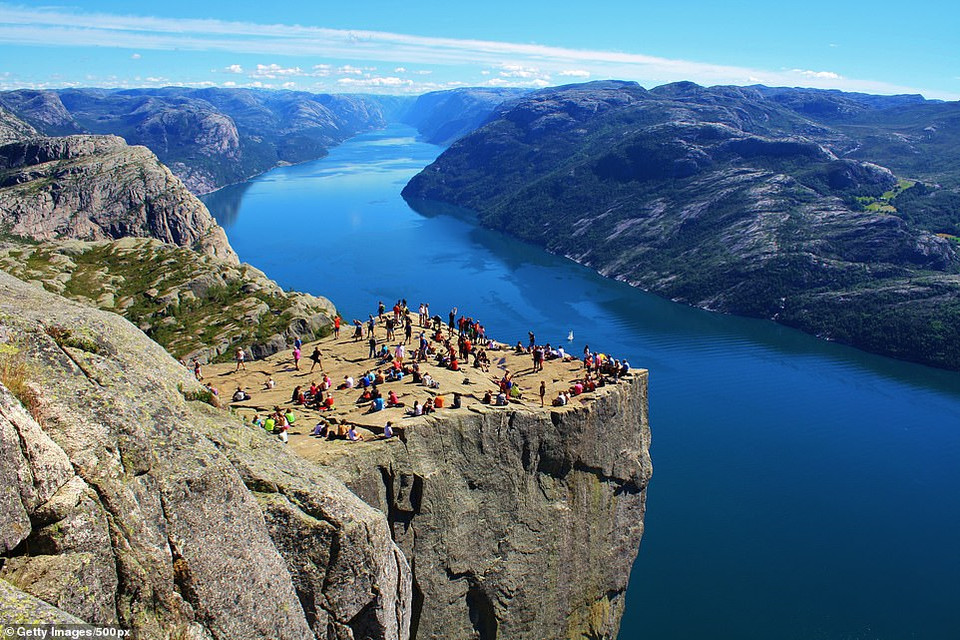 Mỏm đá Preikestolen hay còn có tên Pulpit ở vùng núi Lysefjord, Na Uy, cao 604 mét. Bề mặt gần như bằng phẳng của mỏm đá tạo nên một cảnh quan lý tưởng. (Nguồn: Getty)