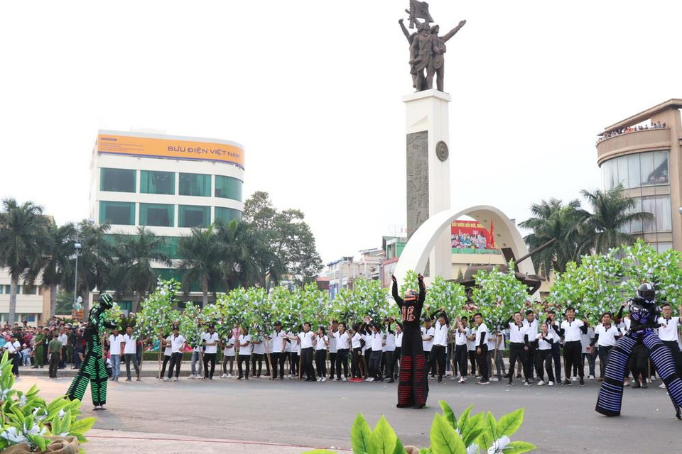 Tiết mục biểu diễn trong Lễ hội đường phố. (Ảnh: Tuấn Anh/TTXVN)