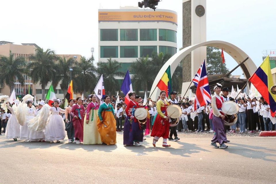 Tiết mục biểu diễn của đoàn nghệ thuật đến từ tỉnh Jeollabuk (Hàn Quốc). (Ảnh: Tuấn Anh/TTXVN)