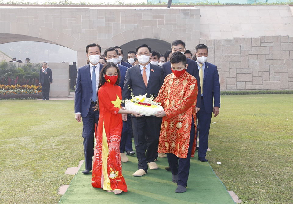Chủ tịch Quốc hội Vương Đình Huệ dâng hoa tưởng niệm cố Thủ tướng Mahatma Gandhi. (Ảnh: Doãn Tấn/TTXVN)
