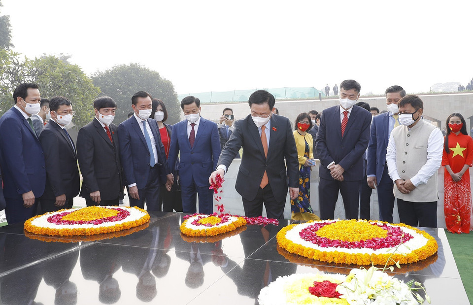 Chủ tịch Quốc hội Vương Đình Huệ dâng hoa tưởng niệm cố Thủ tướng Mahatma Gandhi. (Ảnh: Doãn Tấn/TTXVN)