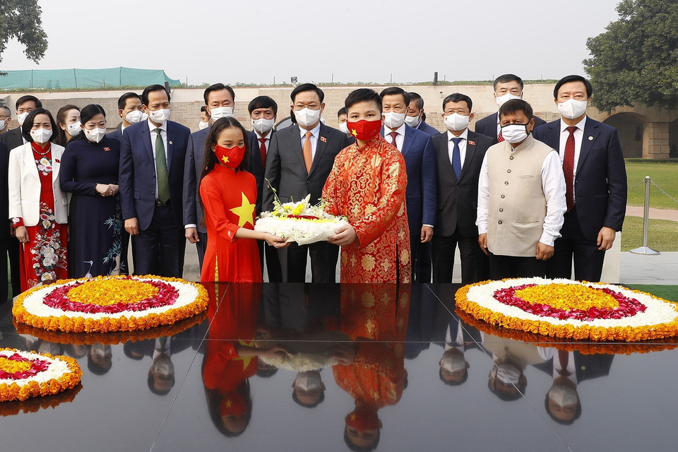 Dâng hoa tưởng niệm cố Thủ tướng Mahatma Gandhi là một trong những hoạt động của Chủ tịch Quốc hội Vương Đình Huệ trong chuyến thăm chính thức Cộng hòa Ấn Độ. (Ảnh: Doãn Tấn/TTXVN)