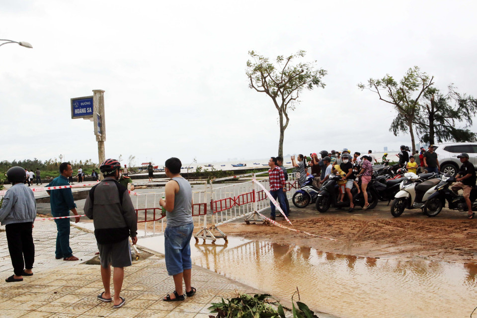 Lực lượng chức năng rào chắn khu vực sạt lở tại Bán đảo Sơn Trà để đảm bảo an toàn cho người dân. (Ảnh: Trần Lê Lâm/TTXVN)