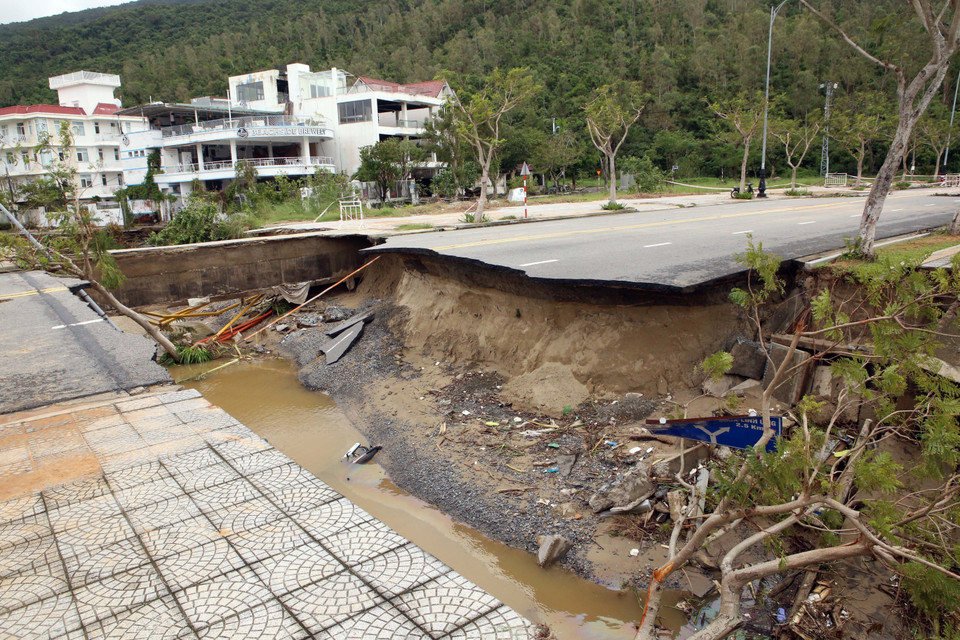 Đường lên khu vực Bán đảo Sơn Trà bị sạt lở, cuốn trôi cắt đứt lưu thông do bão số 5 gây ra. (Ảnh: Trần Lê Lâm/TTXVN)