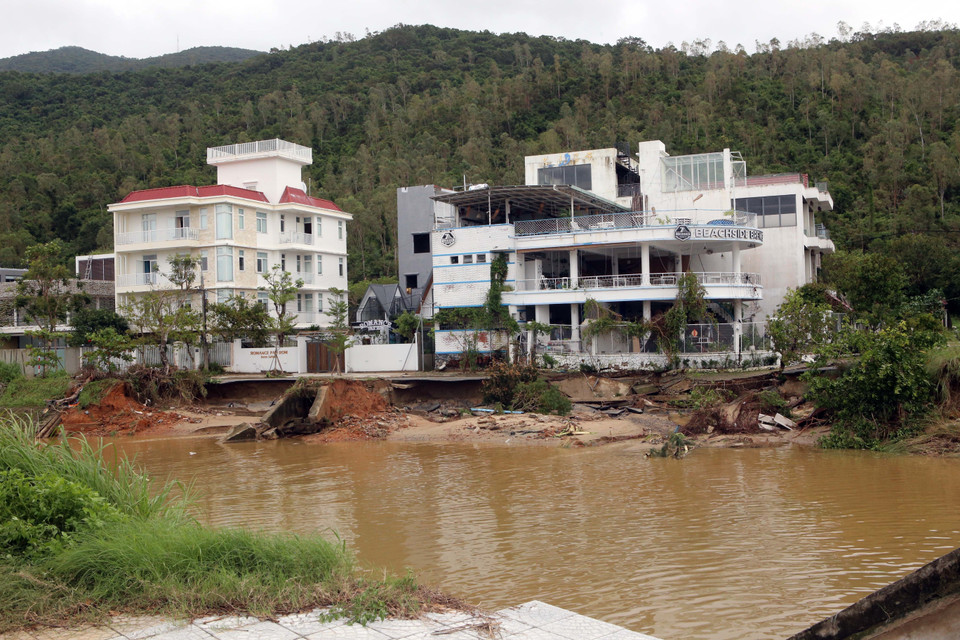 Hàng chục mét đường bị sạt lở vào sát nhà dân tại khu vực Bán đảo Sơn Trà do bão số 5 gây ra. (Ảnh: Trần Lê Lâm/TTXVN)