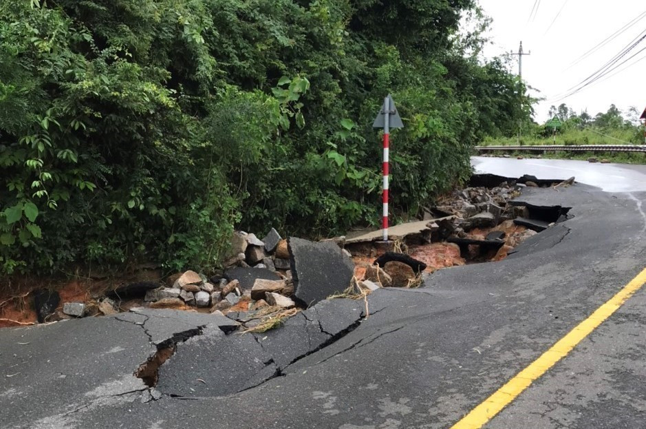 Đường lên Bán đảo Sơn Trà bị sụt lún, sạt lở nghiêm trọng. (Ảnh: Văn Dũng/TTXVN)